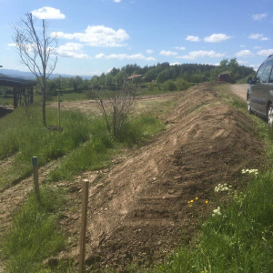 création d'un talus pour futur plantation de fleurs.
